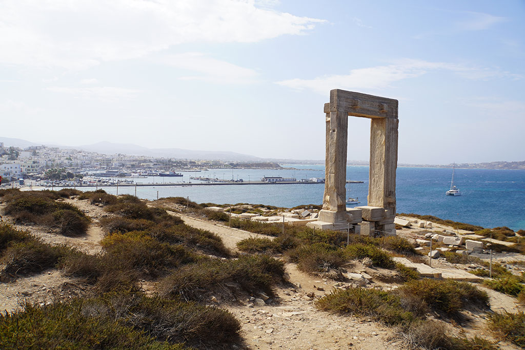 Die Überreste eines Tempeltors aus dem 6. Jhd. sind das Wahrzeichen der Insel Naxos. Das knapp 6 m hohe Marmortor steht in exponierter Lage auf einer kleinen felsigen Halbinsel. Von hier bietet sich ein fantastischer Blick auf Chora und das Meer.