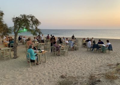 Am Plaka Beach werden abends die Stühle und Tische in den Sand gestellt. Griechenland pur! Traumhafte Sonnenuntergänge, das leise Rauschen des Meeres und dabei den Sand unter den Füßen spüren.