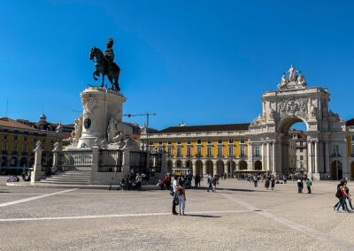 Von der Rua Augusta betritt man durch den prächtigen Triumphbogen einen der beliebtesten Plätze in Lissabon, den Praça do Comércio.