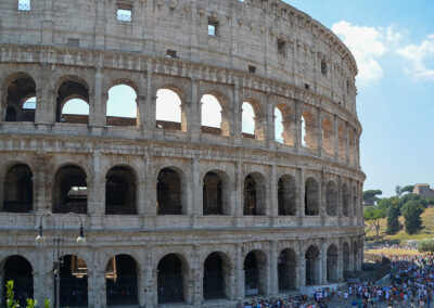 Das Kolosseum ist das größte je weltweit gebaute Amphitheater. Baubeginn war im Jahre 72 nach Christus.