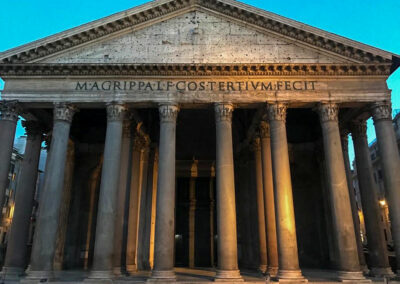 Das Pantheon wurde als Göttertempel um das Jahr 119 nach Christus erbaut und ist heute eine Grabeskirche für bedeutende Persönlichkeiten