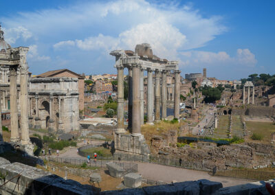 Die Ruinen im Forum Romanum, in der römischen Antike der Mittelpunkt für das politische, wirtschaftliche, kulturelle und religiöse Geschehn.