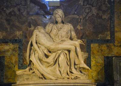 Michelangelos Pietà ist eines der berühmten Kunstwerke der Welt. Die Marmorfigur der Jungfrau mit Ihrem toten Sohn Jesus befindet sich im Petersdom.