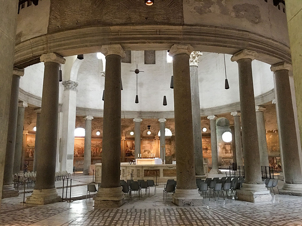 Vorbild für die Kirche Santo Stefano Rotondo was die Grabeskirche in Jerusalem. Prachtvolle Säulen und Fresken schmücken den Innenraum