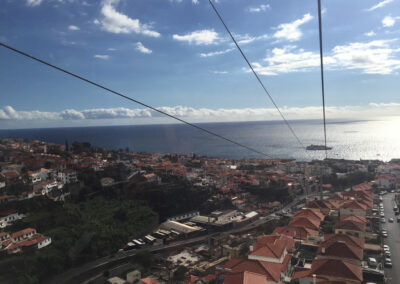 Traumhafter Ausblick auf Funchal während der Fahrt mit der Seilbahn nach Monte
