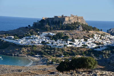 Das weiße Dorf Lindos mit der Akropolis