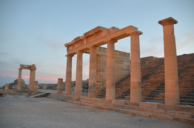 Die Akropolis in Lindos. Der schönste Platz für einen unvergesslichen Sonnenuntergang.