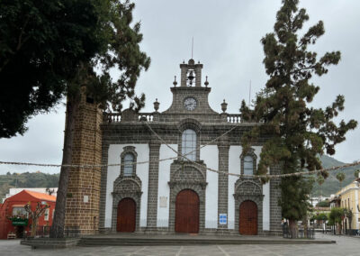 Die Wallfahrtskirche Nuestra Señora de Pino in der Altstadt von Teror mit dem schönen Vorplatz.